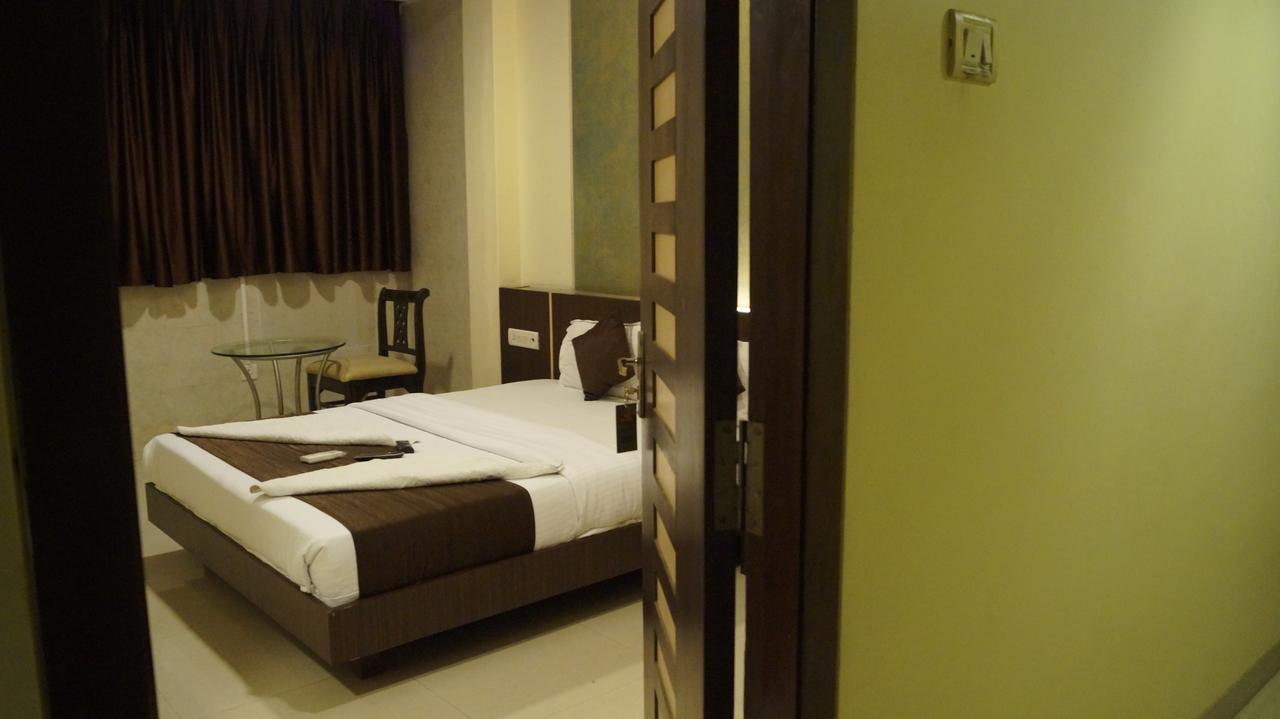 Hotel Panvel Palace Buitenkant foto