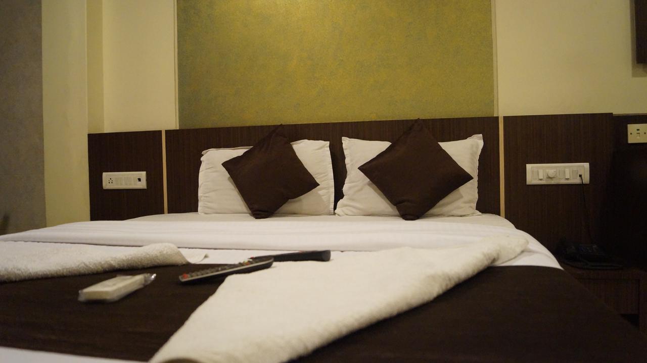 Hotel Panvel Palace Buitenkant foto